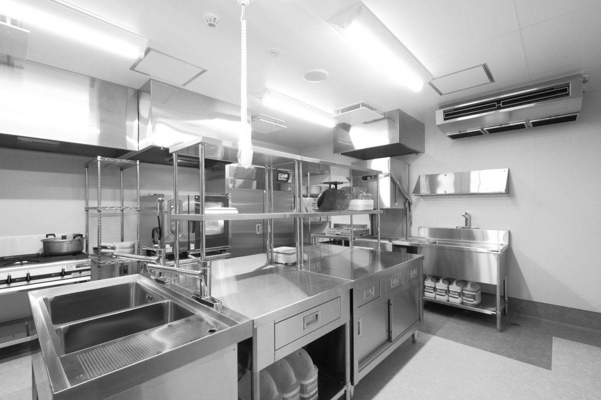 クックチル食材製造の特化した最新設備のセントラルキッチン（CK）