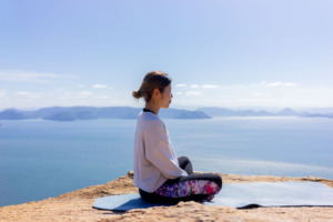 高齢者施設でも取り入れられるヨガ。