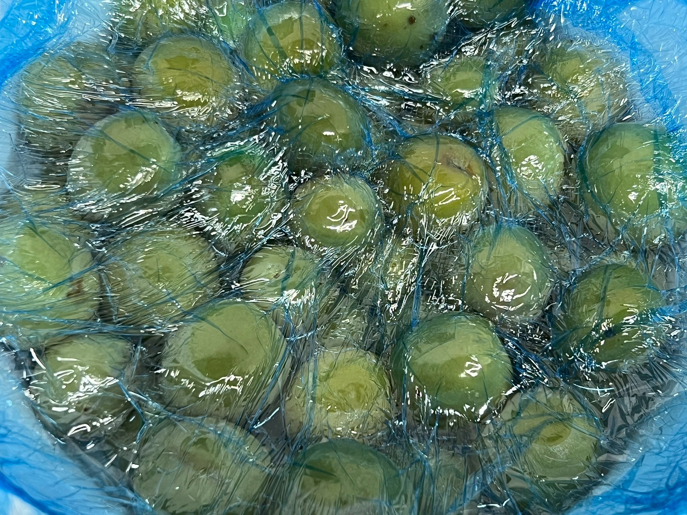 じわじわ梅酢があがってきます