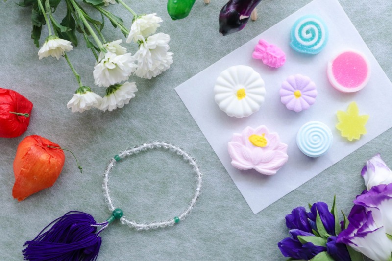 お盆の伝統的なお供えと行事食。