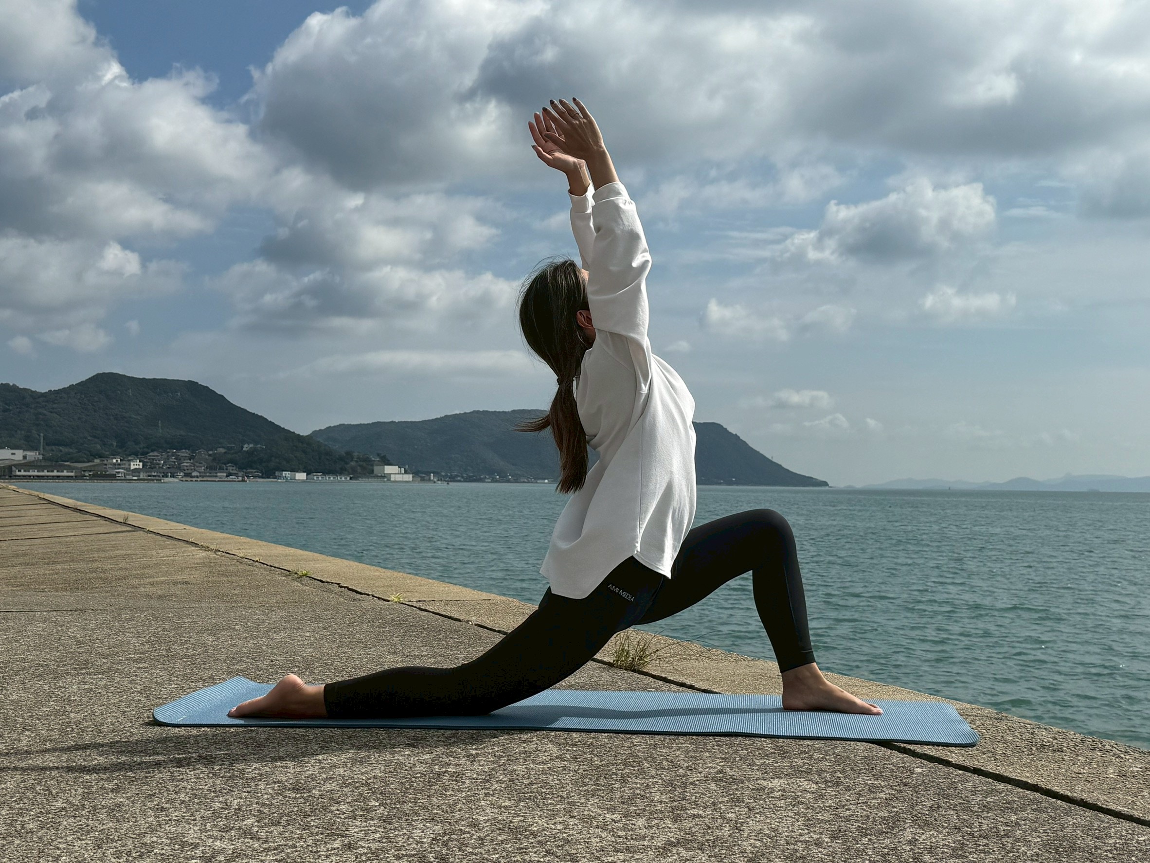 ちょいトレ：三日月のポーズ - 食のライフスタイルマガジン
